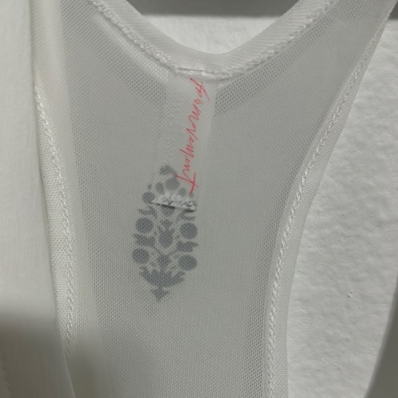 Free People Movement 2 in 1 White Tank Top NWT size S - Picture 3 of 9